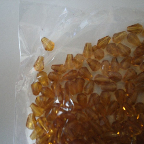 Sachet de 130 grammes de perles en formes de toupies dans les tons ambre