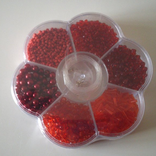 Boîte fleur remplie de perles différentes formes - couleur rouge  - fabrication de bijoux