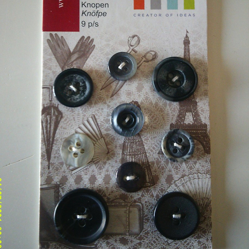 Lot de 9 boutons 2 ou 4  trous sur carte dans les tons gris noir et beige