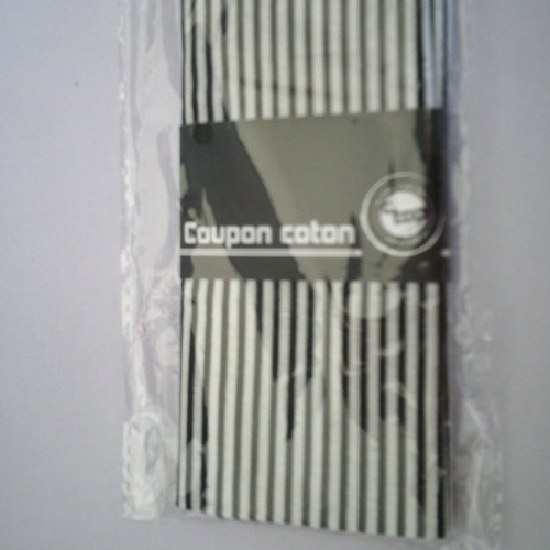 Coupon de tissu motifs rayures noires et blanc - de chez c top - 45,5 cm x 55 cm
