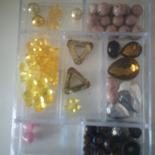 Boîte remplie de perles différentes formes et matières   - fabrication de bijoux