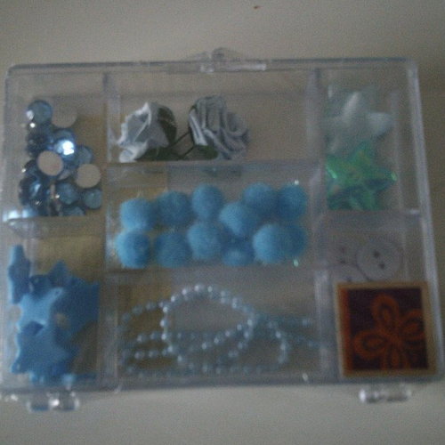 Boîte remplie d'accessoires de différentes formes et matières   - fabrication de bijoux