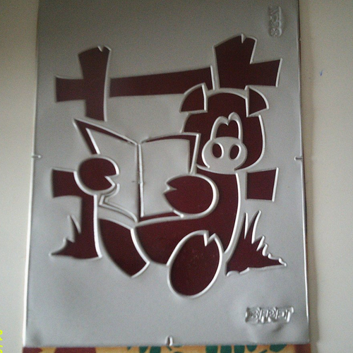 Pochoir, stencil adhésif représentant une vache en pleine lecture  - 22 cm x 67 cm