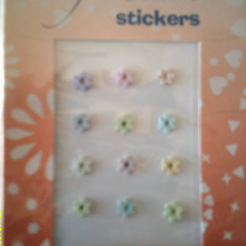 Planche de 12 stickers adhésifs représentant des mini fleurs tons pastels