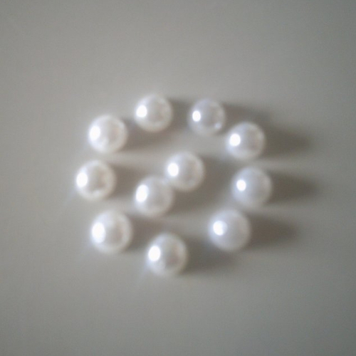 Lot de 200 demi perles rondes blanches nacrées à coudre - 1 cm