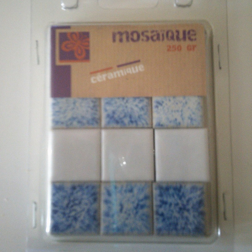 Boîte de 250 gr de  mosaïque en céramique - couleur bleue et blanc - xica