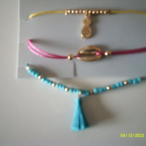 Lot de 3 bracelets  perles, pompons et cordons colorés
