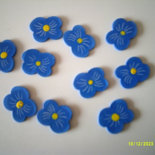 Lot de  10 fleurs en bois dans les tons bleus coeur jaune pour votre décoration