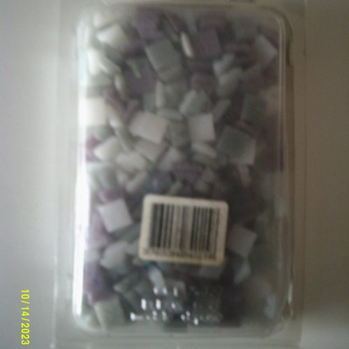 Boîte de 250 grammes de mosaïque, tesselles de couleur gris, blanc et violet mélangés en pate de verre