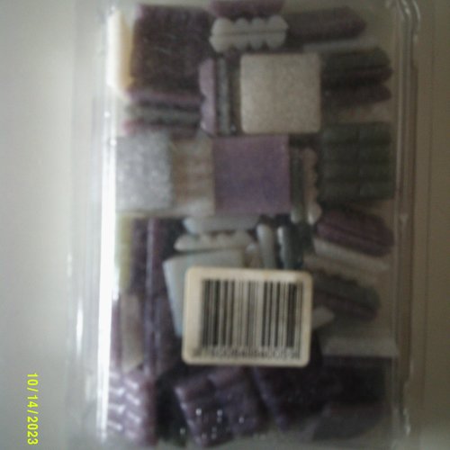 Boîte de 250 grammes de mosaïque, tesselles de couleur parme, blanc et violet mélangés en pate de verre