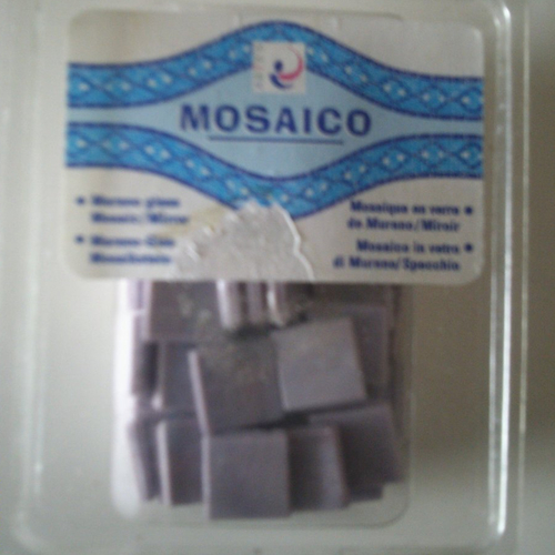 Boîte de 195 grammes de mosaïque, tesselles de couleur lilas en verre de murano