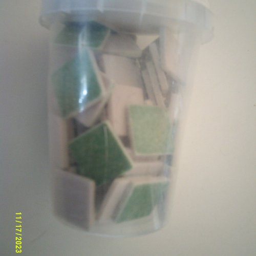 Boîte de 375 grammes de mosaïque, émaux de briare de couleur vert de chez xica