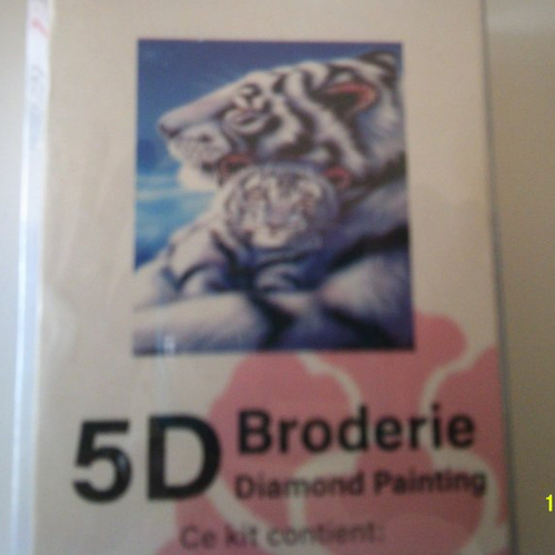 Kit broderie diamond painting représenté par maman et bébé tigres blancs