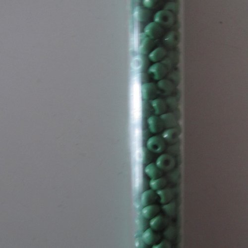 Tube de 20 grammes  de grosses perles de rocaille de couleur verte
