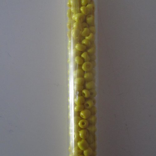 Tube de 20 grammes  de grosses perles de rocaille de couleur jaune foncé