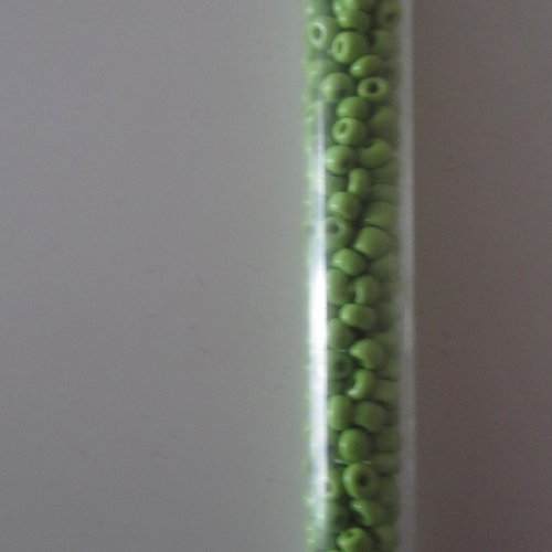 Tube de 20 grammes  de grosses perles de rocaille de couleur vert pomme