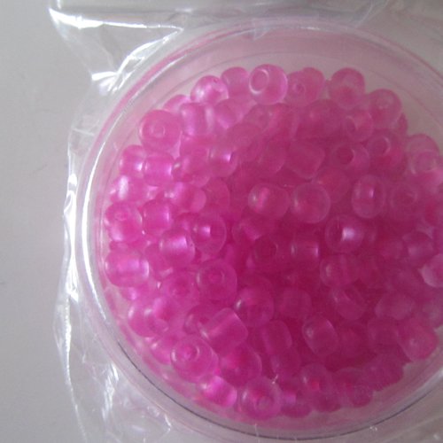 Boîte de 20 grammes de perles de rocaille rondes de couleur rose soutenu