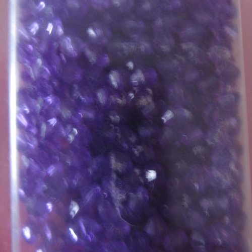 Boîte de 27 grammes de perles de rocaille à facettes de couleur violet