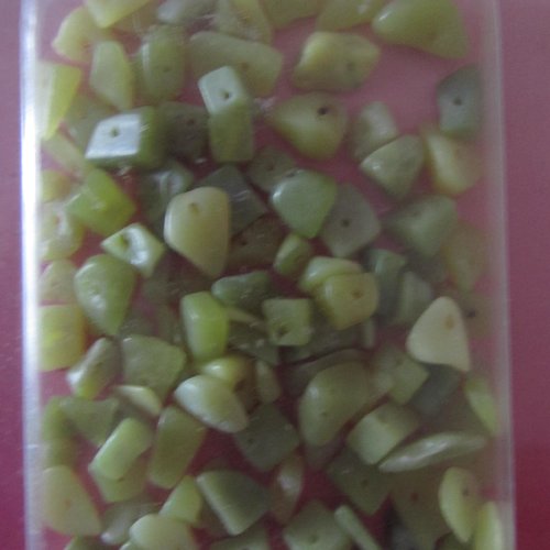 Boîte de 27 grammes de perles semi précieuses - chips - jade
