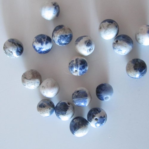 Lot de 18 perles rondes de couleur bleue marbrée,  en porcelaine