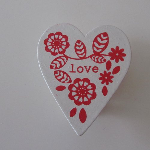 Grosse  épingle à linge en bois en forme de coeur décorée de grosses  fleurs et de l'inscription love