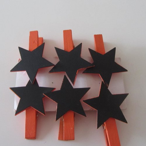 6 épingles à linge en bois décorées d'une étoile noire et orange en ardoise