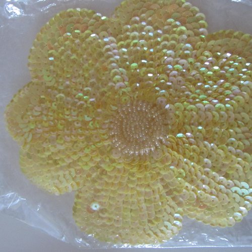 Très joli motif décoratif à coudre représentant une fleur remplie de paillettes, coeur en perles