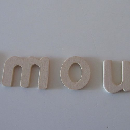 5 lettres en bois  formant le mot amour en minuscule