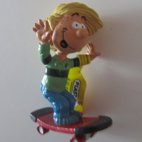 Figurine plastoy en pvc - cédric sur son skate - bande dessinée - avec étiquette