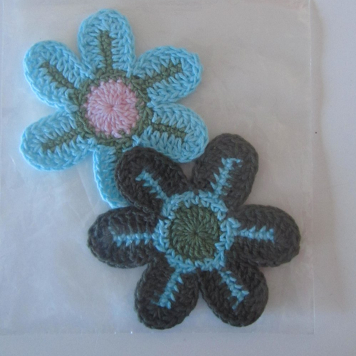 Accessoires embellissement - 2 écussons fleurs au tricot, crochet -