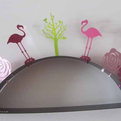 Décoration de table en métal - très fin - représente des fleurs, des flamand roses et un arbre avec oiseaux