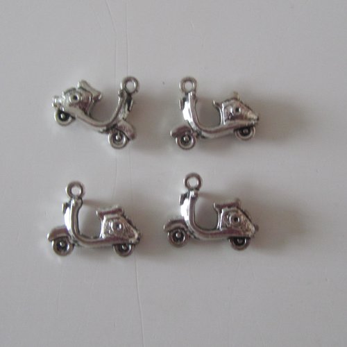 Lot de  4 minis pendentif breloque  en forme de "scooter" en métal argenté décoré recto-verso