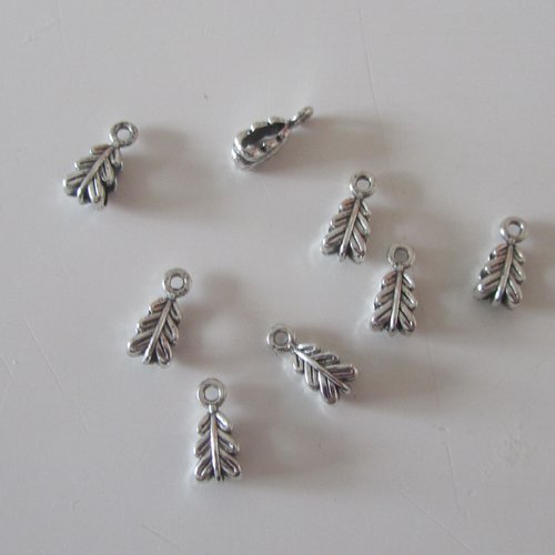 Lot de  8 mini pendentifs breloques   en forme de "feuille" en métal argenté décoré recto-verso passe cordon