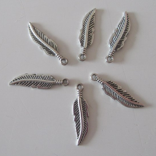 Lot de  6  pendentifs en forme de "plume" en métal argenté décoré recto-verso