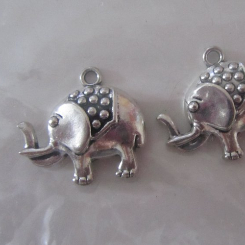 Lot de 2 pendentifs - breloques - en métal argenté représentant des éléphants