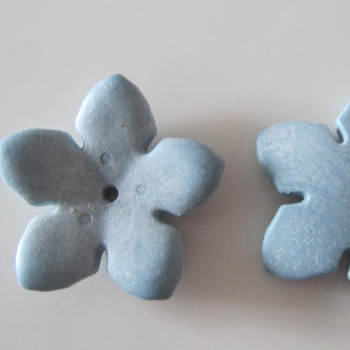 Lot de 2 grosses perles en résine - bleue clair en forme de fleur - 40 x 40 mm