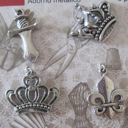 Lot de 6 pendentifs en métal argenté sur le thème médiéval - charms - couronne, croix, épée, blason, casque