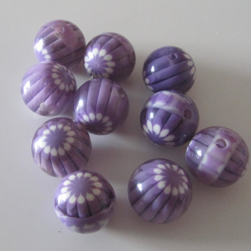 Lot de 10 grosses perles rondes en résine - fleurs de couleur blanc et mauve - 2 cm