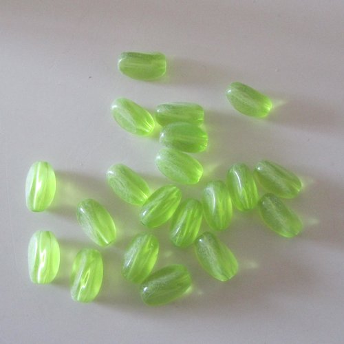 Boîte d'environ 50 perles en verre de couleur vert anis - 1 cm x 0,5 cm