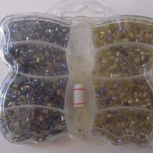 Boîte papillon remplie de perles tubes et rondes couleur or et couleur bronze - fabrication de bijoux