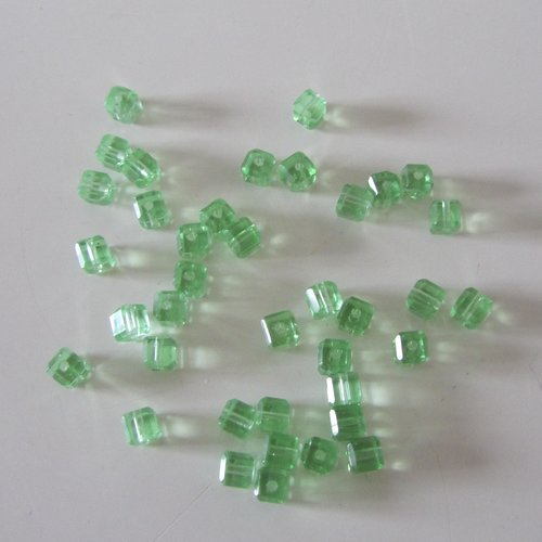 Lot de 38 perles cubes facettes en cristal - 4 x 4 mm