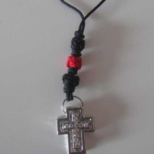 Bijoux de sac  représentant une double croix avec strass