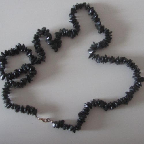 Très grand  collier vintage en perles naturelles  (chips) en pierre véritable - de couleur noire