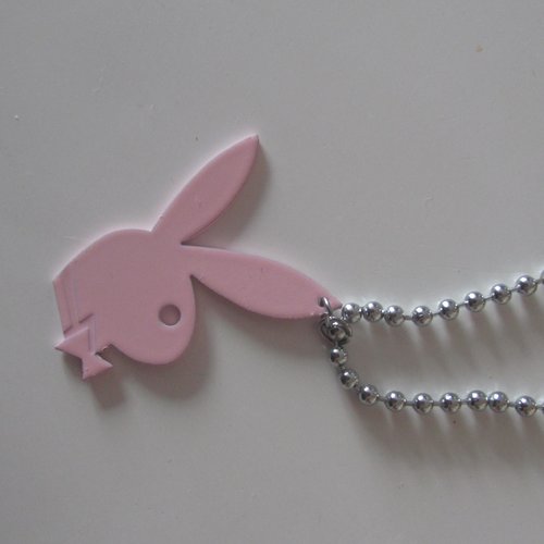 Porte-clés métal de couleur rose lapin play boy - chaîne billes