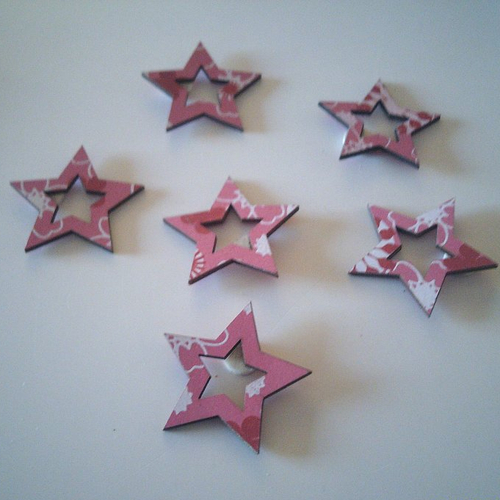 Sachet de 6 étoiles  en bois de couleur rose foncé et blanc