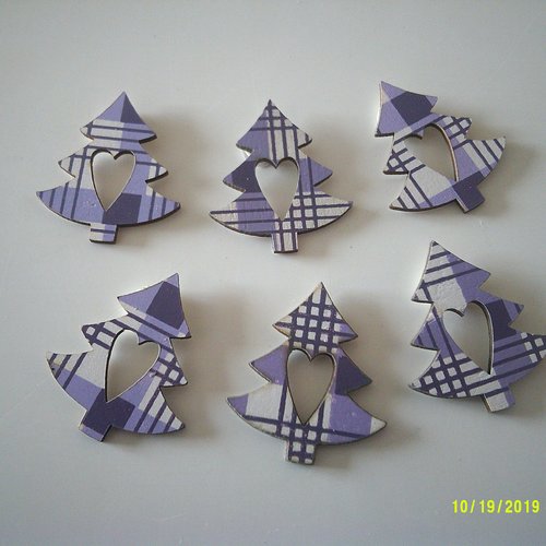 Sachet de 6 sapins en bois à carreau de couleur violet et blanc avec coeur central