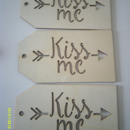 Lot de 3 plaques en bois, étiquette - inscription kiss me avec une flèche