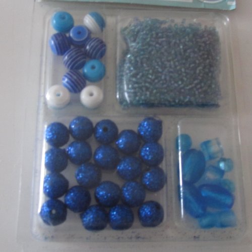 Boîte de 4 sortes de perles, rocaille, acrylique, nacre, pailletées, verre