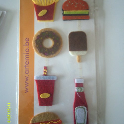 Lot de 8 embellissements  en feutrine - hamburger, frites, donuts, glace - de chez artemio