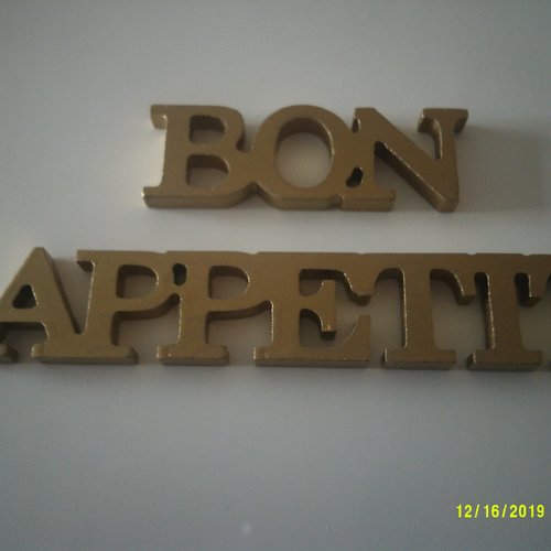 Lettre mot "bon appétit" en majuscule - en bois recouvert d'or - pour les fêtes de fin d'année